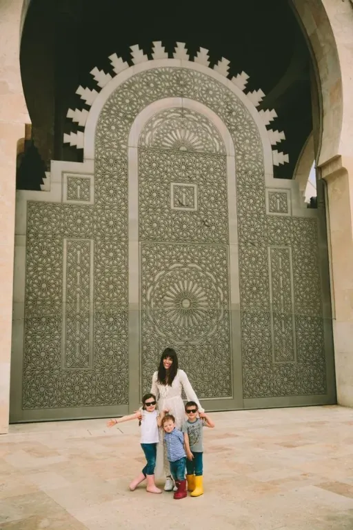 A family discovering the blue alleys of Chefchaouen